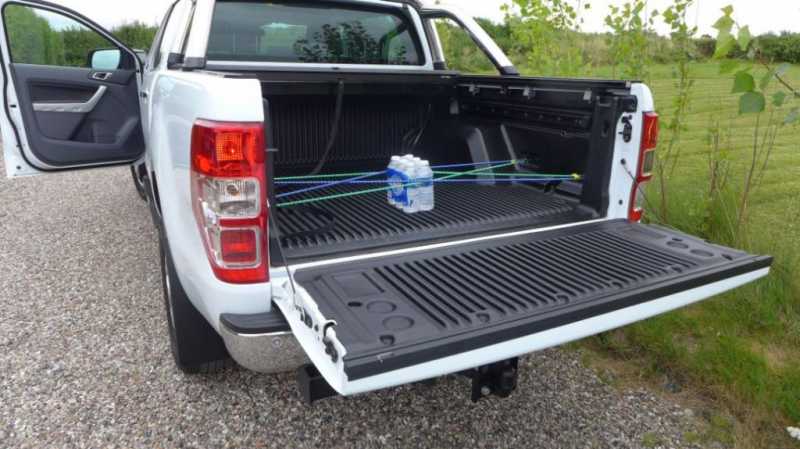 gelber Pickup-Truck mit Auto Stahlgitter Kunststoff obere